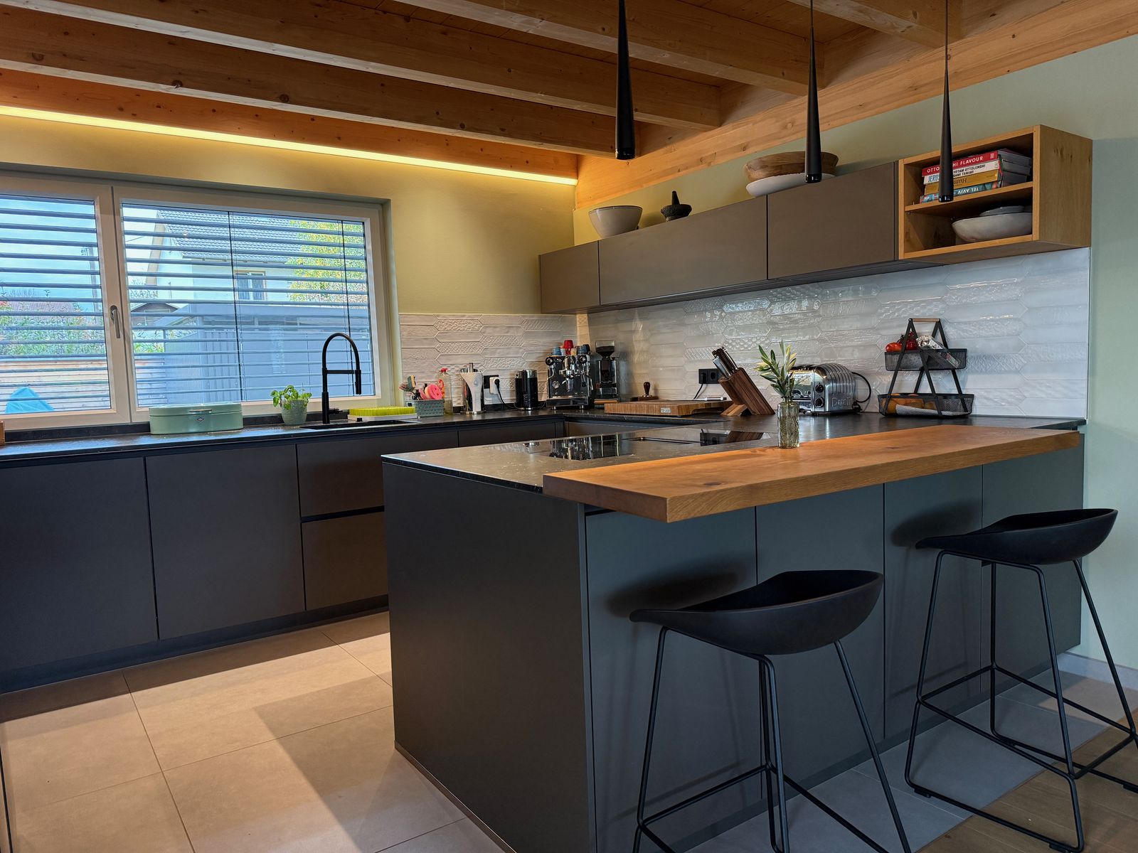 Luxusküche mit Bosch und V-Zug Geräten - Küchenstudio Miesbach