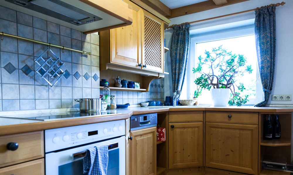 Offene Wohnküche mit Franke Armatur - Küchenstudio Miesbach